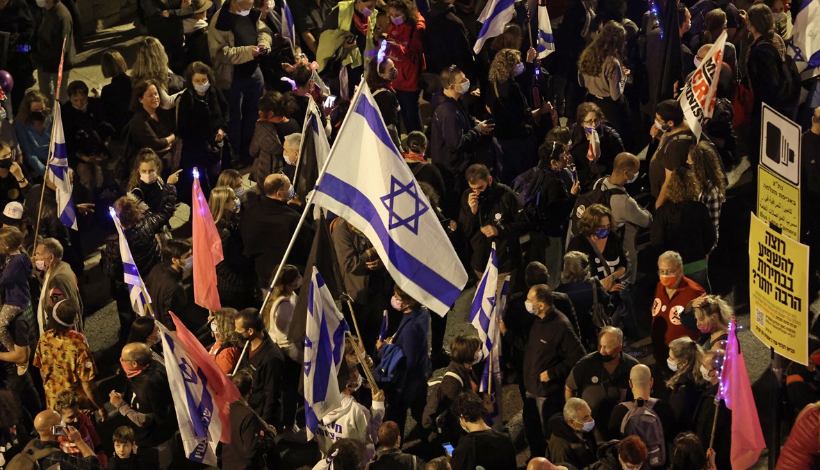 تظاهرة مناهضة للحكومة بالقرب من مقر إقامة رئيس الوزراء الإسرائيلي في القدس، قبيل الانتخابات التشريعية (أ ف ب).