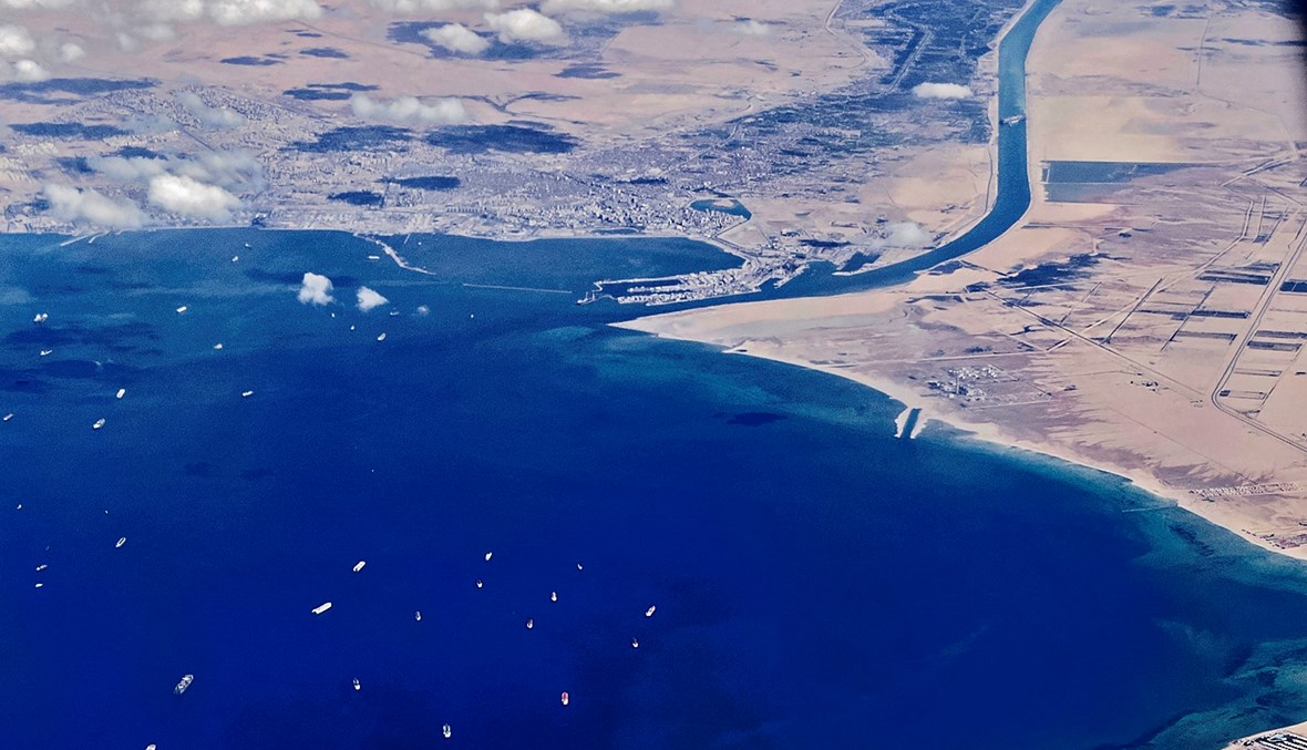 مجموعة سفن عالقة تنتظر في طابور في خليج السويس لعبور القناة عند مدخلها الجنوبي بالقرب من ميناء مدينة السويس المطلة على البحر الأحمر (تعبيرية- أ ف ب).