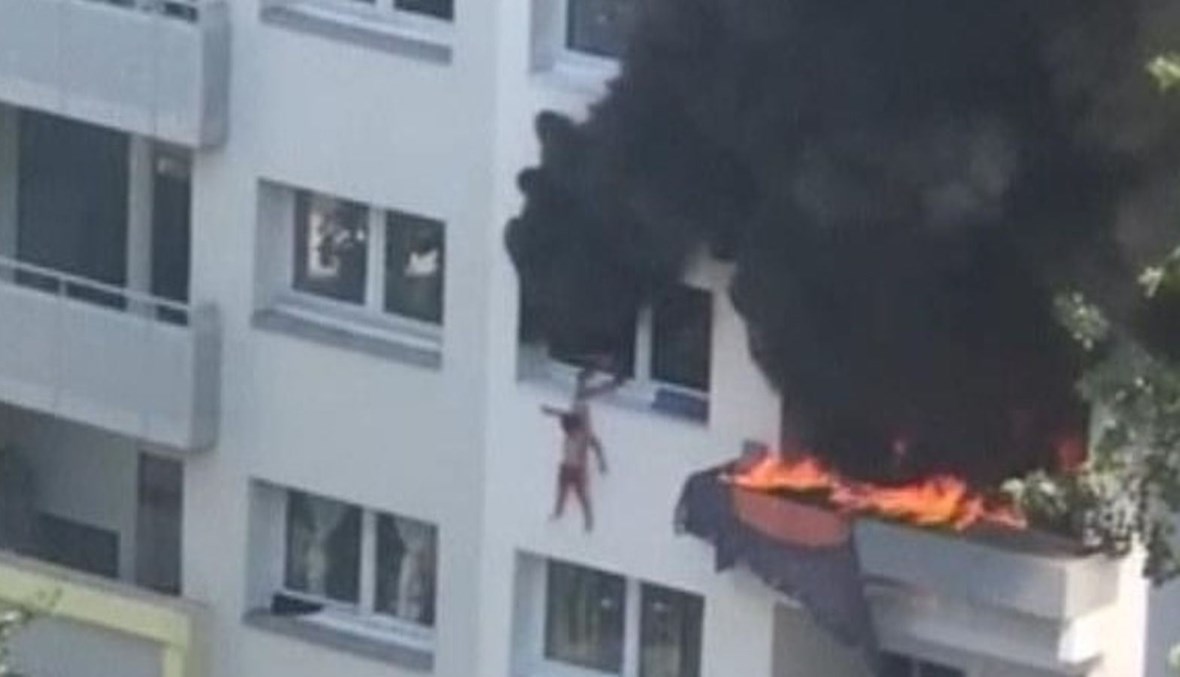 صورة من حريق سابق في فرنسا وأخ ينقذ أخاه