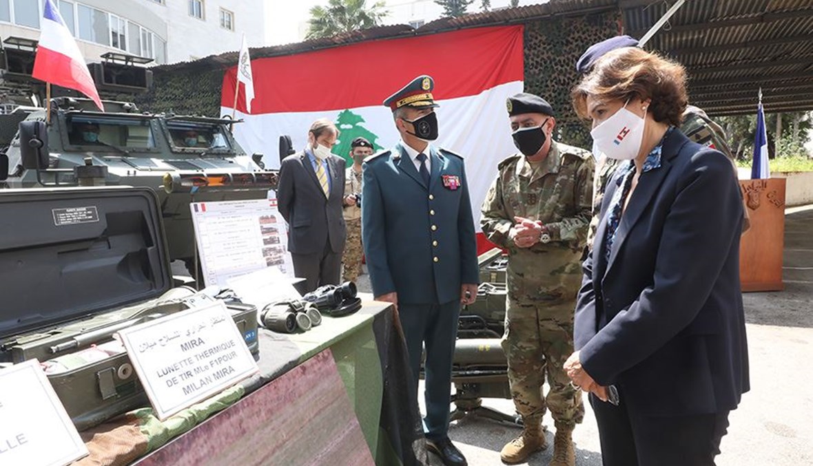 السفيرة الفرنسية وضباط من الجيش اللبناني (مديرية التوجيه).