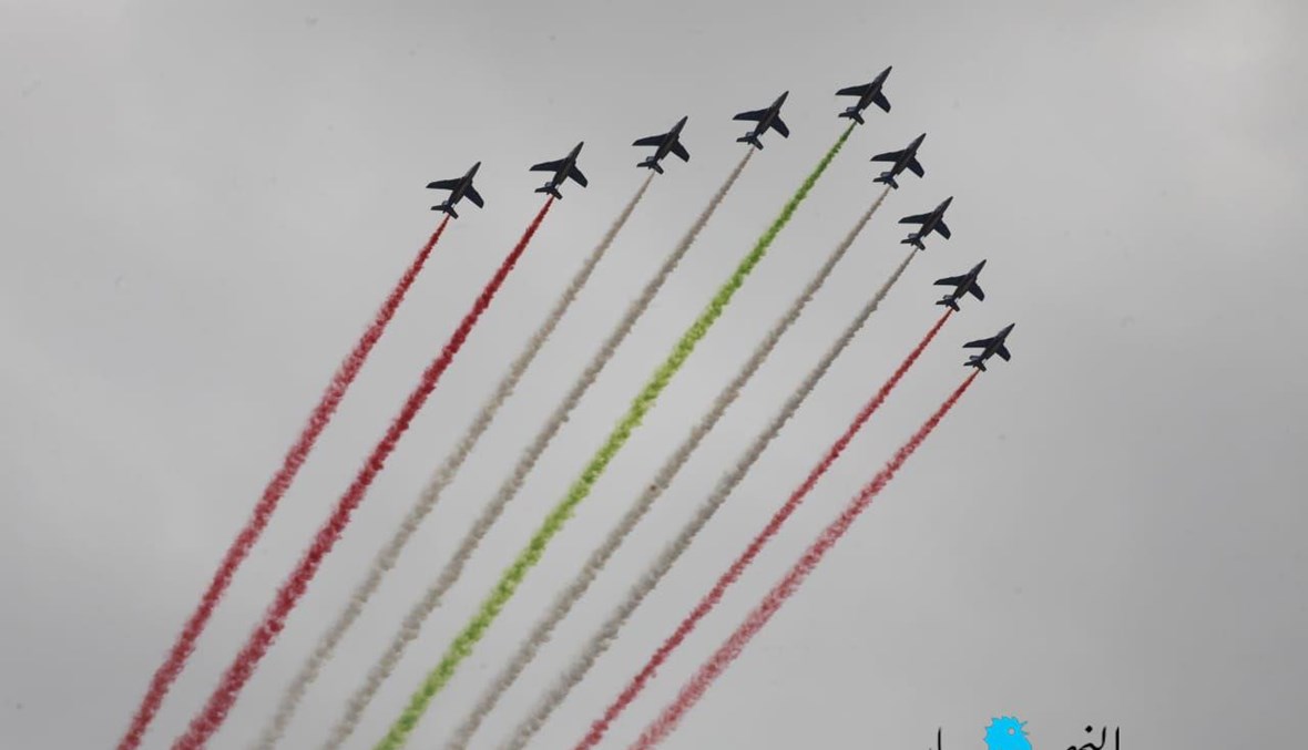 عرض عسكري لطائرات فرنسية فوق بيروت خلال زيارة الرئيس الفرنسي إيمانويل ماكرون (تصوير نبيل إسماعيل).