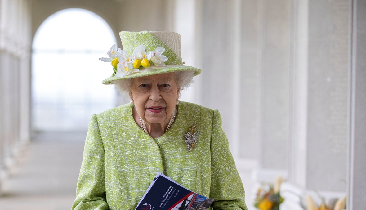الملكة إليزابيث خلال زيارتها النصب التذكاري للقوات الجوية في رونيميد (أ ف ب).