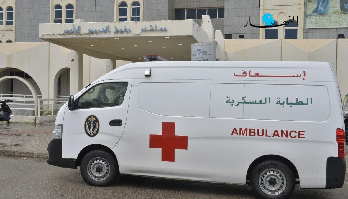 سيارة إسعاف أمام طوارئ كورونا في مستشفى الحريري (نبيل اسماعيل).