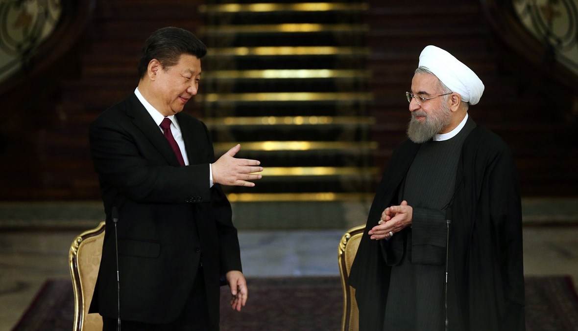 الرئيس الإيراني حسن روحاني يستعد لمصافحة نظيره الصيني شي جينبينغ، 2016 - "أ ب"