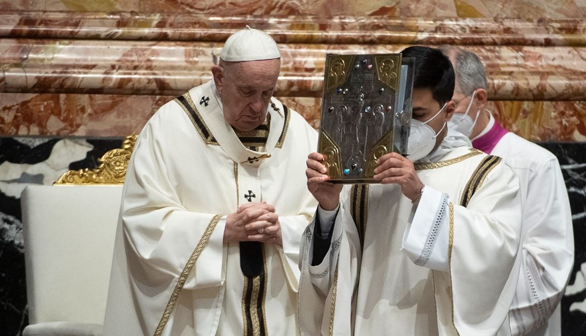البابا فرنسيس مترئسا قداس تبريك الزيوت المقدسة في بازيليك القديس بطرس في الفاتيكان (1 نيسان 2021، أ ف ب). 