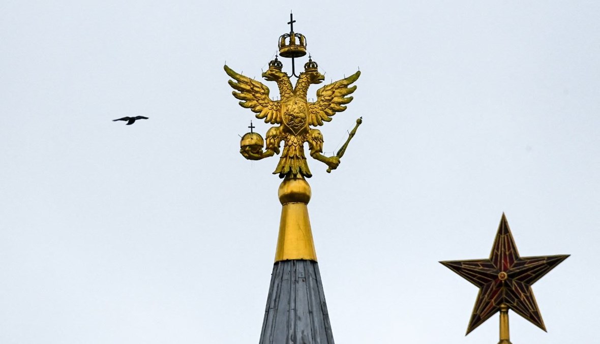 نجمة تعلو أحد أبراج الكرملين في وسط موسكو (23 آذار 2021، أ ف ب). 