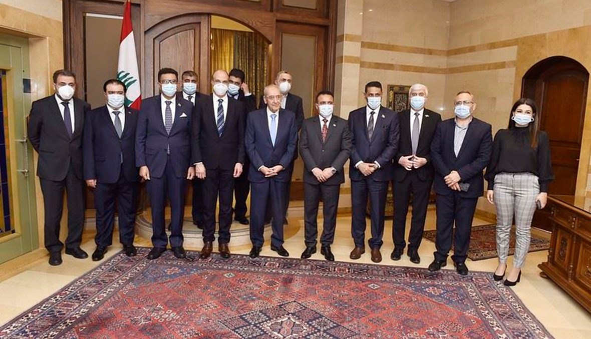 الرئيس نبيه بري مستقبلا الوفد العراقي.
