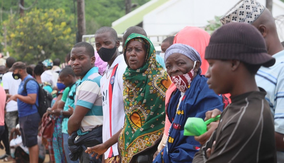 أشخاص ينتظرون وصول أقاربهم وأصدقائهم الذين تم إجلاؤهم من سواحل بالما، إلى بيمبا (1 نيسان 2021، أ ف ب).  
