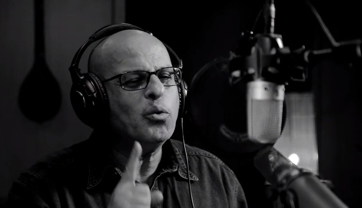 عباس شاهين خلال تسجيل أغنية "أول نيسان" (من الفيديو).