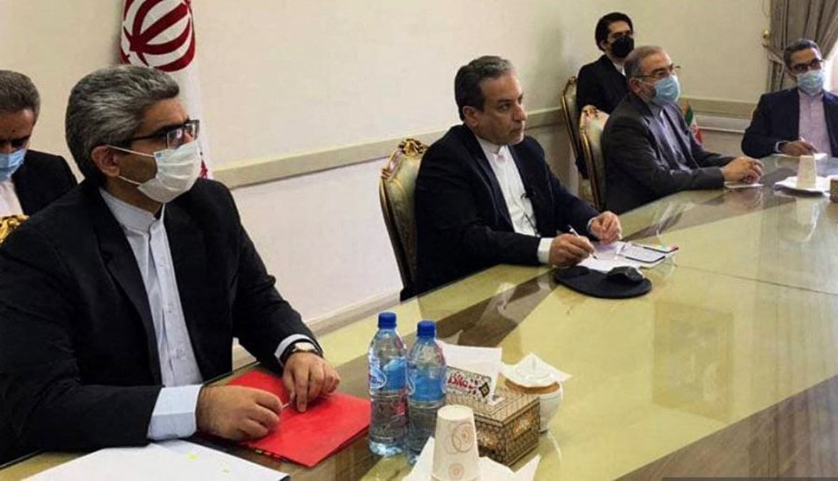 نائب وزير الخارجية الايراني عباس عراقجي (في وسط) يحضر اجتماعًا افتراضيًا مع اللجنة المشتركة حول برنامج إيران النووي، في طهران (2 نيسان 2021، أ ف ب).