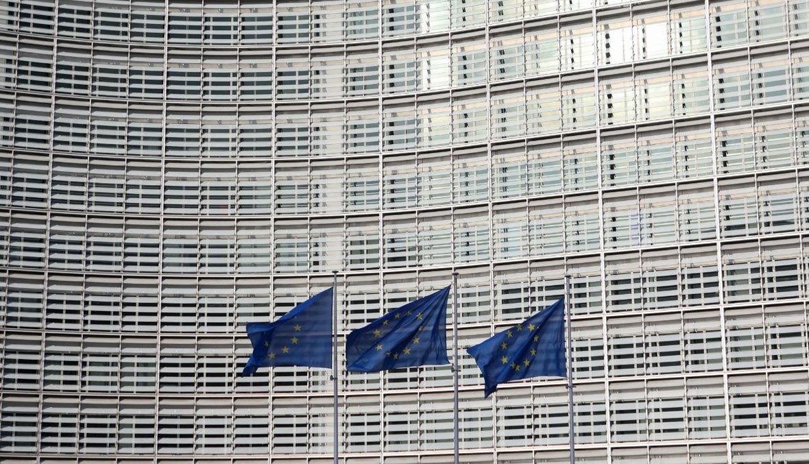 أعلام الاتجاد الأوروبي ترفرف أمام مقر المفوضية الأوروبية في بروكسيل (25 آذار 2021، أ ف ب). 