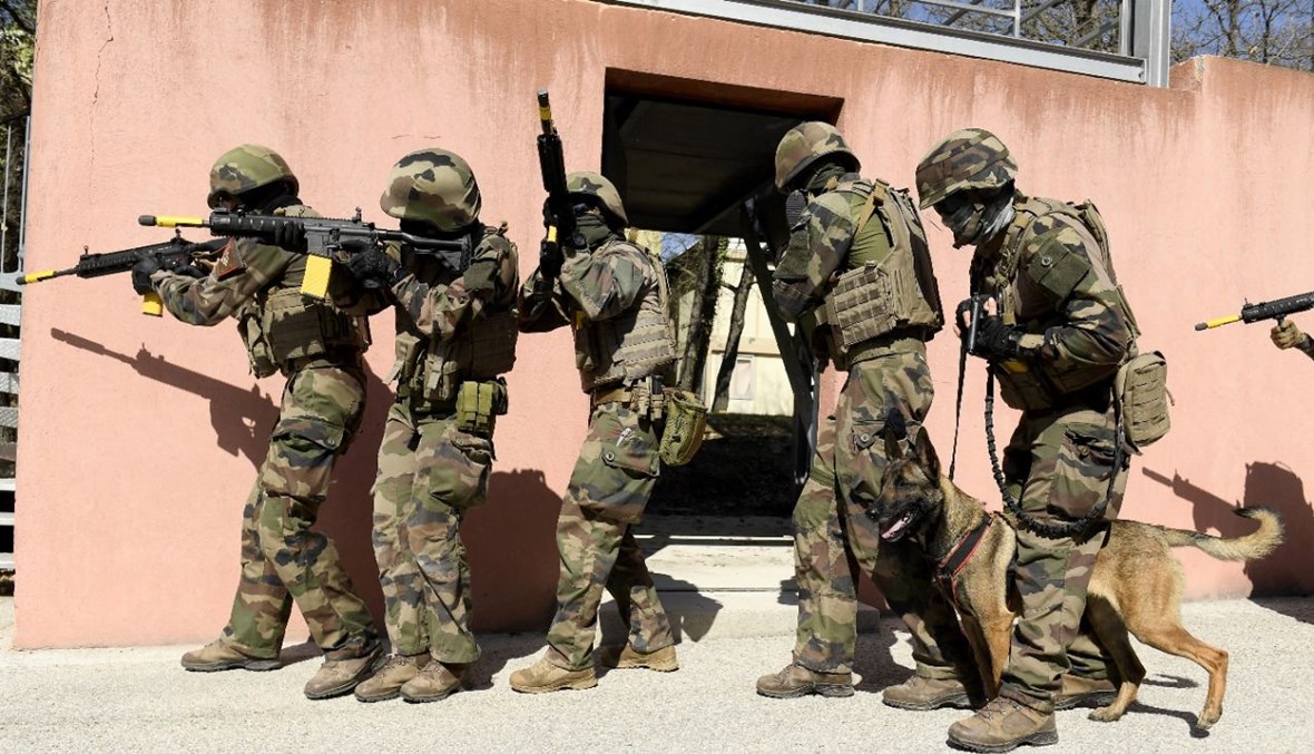 جنود من الجيش الفرنسي يشاركون مع كلابهم في تمرين في معسكر في دراغوينان جنوب شرق فرنسا (1 نيسان 2021، ا ف ب).