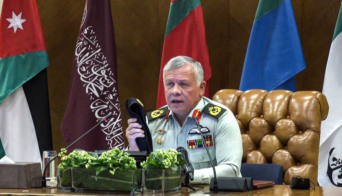 العاهل الأردني الملك عبد الله الثاني يتكلم في مقر قيادة القوات المسلحة الأردنية في عمان (1 آذار 2021، أ ف ب).