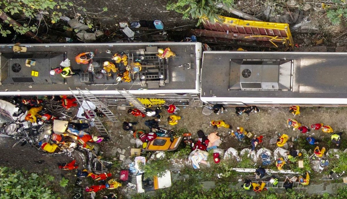 صورة جوية تظهر رجال إنقاذ في موقع حادث القطار عند جبال هوالين شرق تايوان (2 نيسان 2021، أ ف ب). 