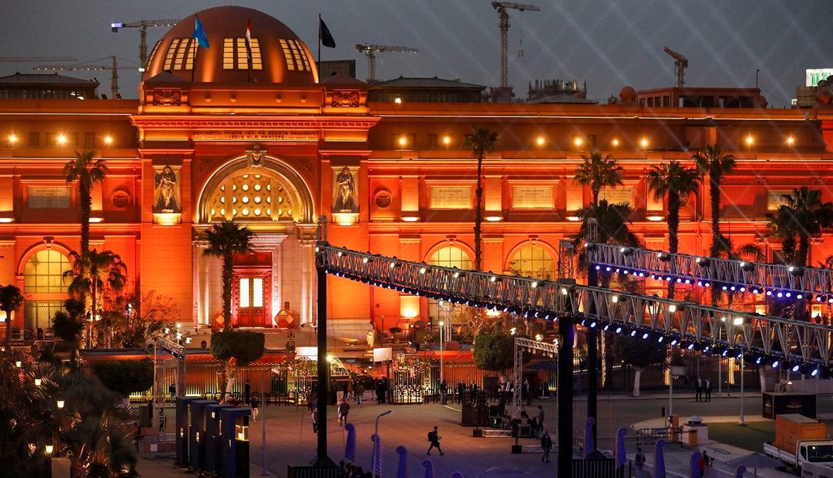 إضاءة المتحف المصري في ميدان التحرير بالقاهرة تمهيداً لاستقبال موكب المومياوات (أ ف ب).