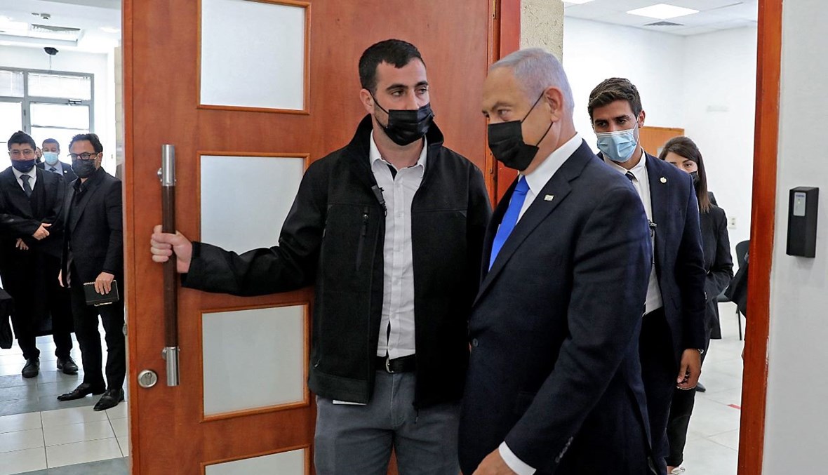 نتنياهو مغادرا قاعة المحكمة في القدس (5 نيسان 2021، أ ف ب). 
