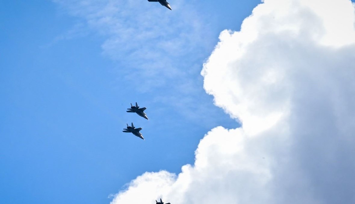 طائرات ميغ روسية تحلق فوق بلدة سيربوخوف خارج موسكو، خلال تمرين تحضيرا لعرض النصر في الحرب العالمية الثانية (5 نيسان 2021، أ ف ب ).