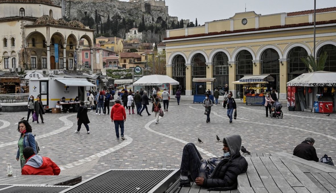 أشخاص انتظروا في الساحة المركزية بأثينا لإجراء اختبارات مجانية سريعة لكورونا (5 نيسان 2021، أ ف ب). 