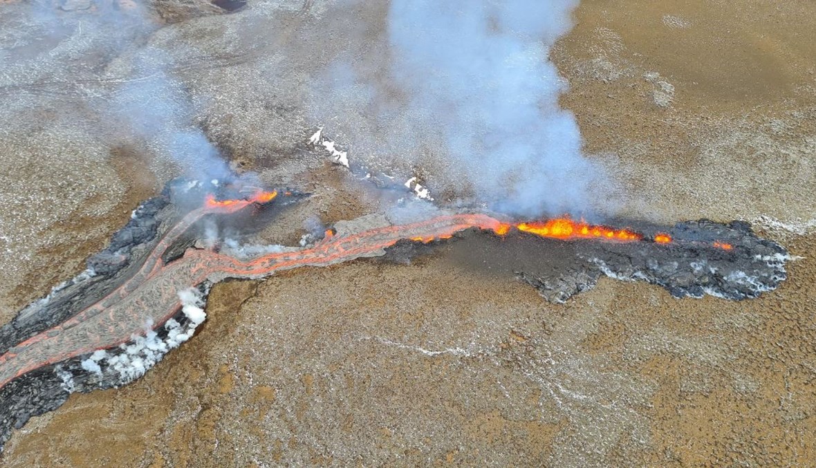 حمم بركانية متدفقة من صدع بالقرب من غريندافيك في ايسلندا (5 نيسان 2021، أ ف ب). 