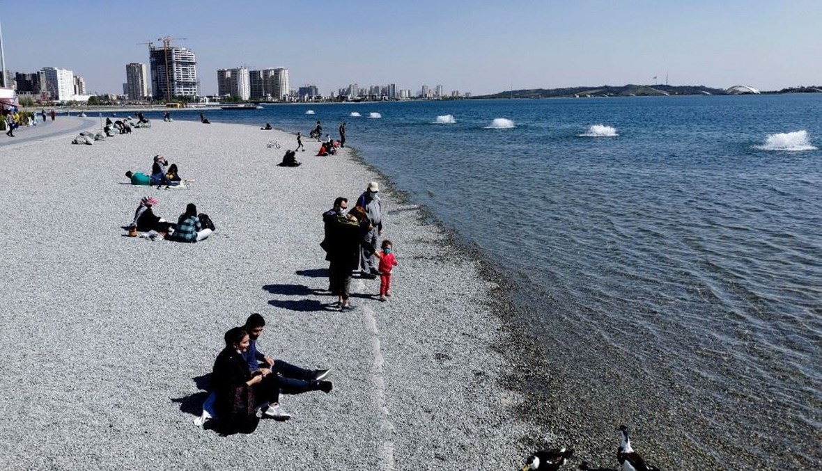 إيرانيون على شاطىء بحيرة شيتغار في طهران أمس.   (أ ف ب)