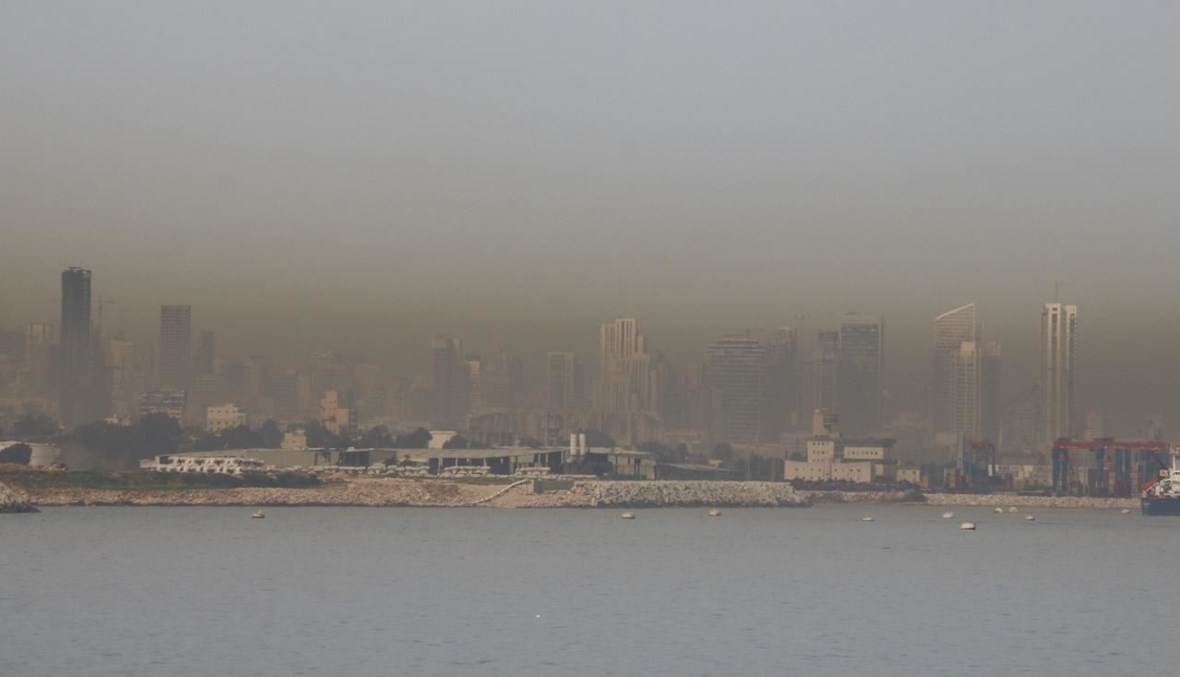 موجة من الغبار تغطّي سماء بيروت (حسن عسل). 