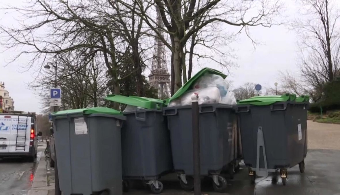 مستوعبات النفايات في شوارع باريس.