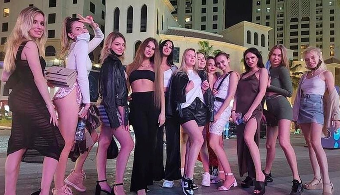 عارضات أزياء عاريات على شرفة أحد فنادق دبي