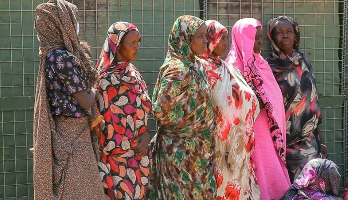 نساء يشاهدن بعثة الأمم المتحدة والاتحاد الأفريقي لحفظ السلام في منطقة دارفور السودانية (يوناميد) تسلم مقرها للحكومة السودانية في خور أبشي على مسافة 120 كيلومترا شمال نيالا عاصمة ولاية جنوب دارفور في 15 شباط الماضي. (أ ف ب)
