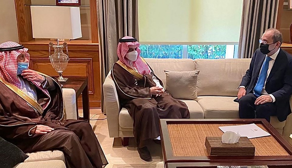 وزير الخارجية الأردني أيمن الصفدي ووزير الخارجية السعودي الأمير فيصل بن فرحان في عمان أمس.(أ ف ب)