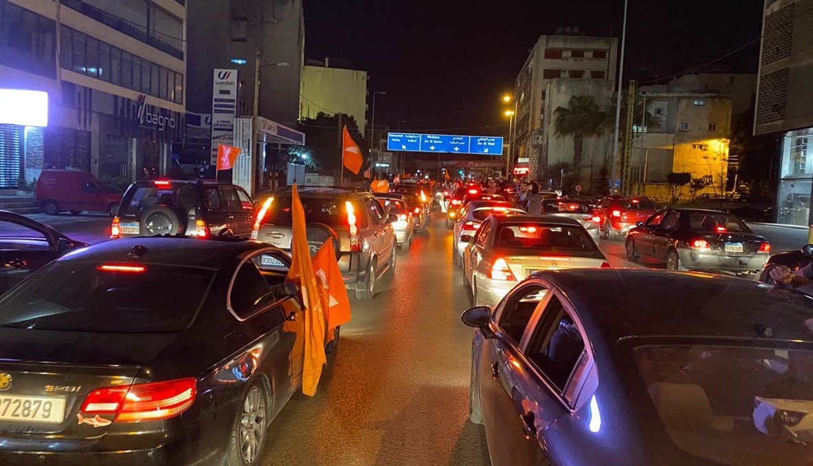 مسيرات سيّارة لمناصري "التيار" على طريق بعبدا.