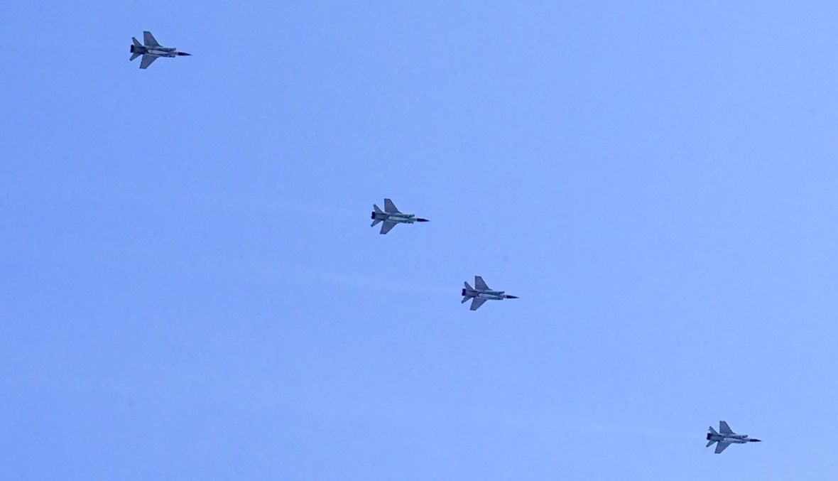 طائرات ميغ روسية تحلق فوق بلدة سيربوخوف خارج موسكو خلال تدريبات تحضيرا للعرض العسكري في ذكرى النصر في الحرب العالمية الثانية (5 نيسان 2021، أ ف ب). 