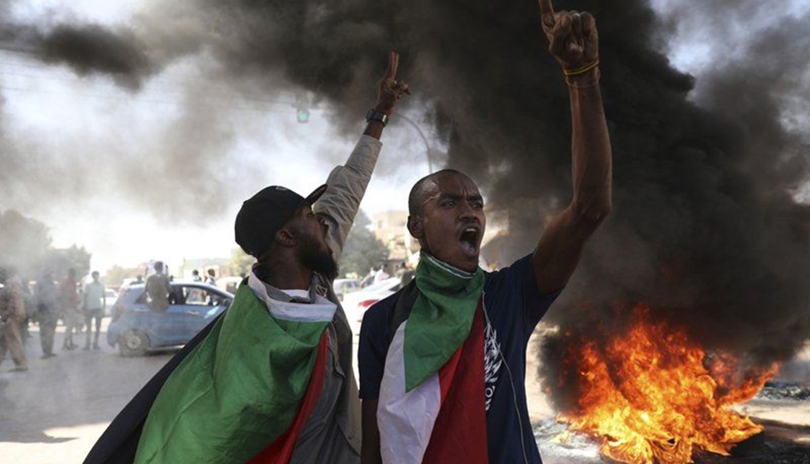 صورة تعبيرية- محتجون خلال تظاهرة في الخرطوم (19 ك1 2020، ا ب).