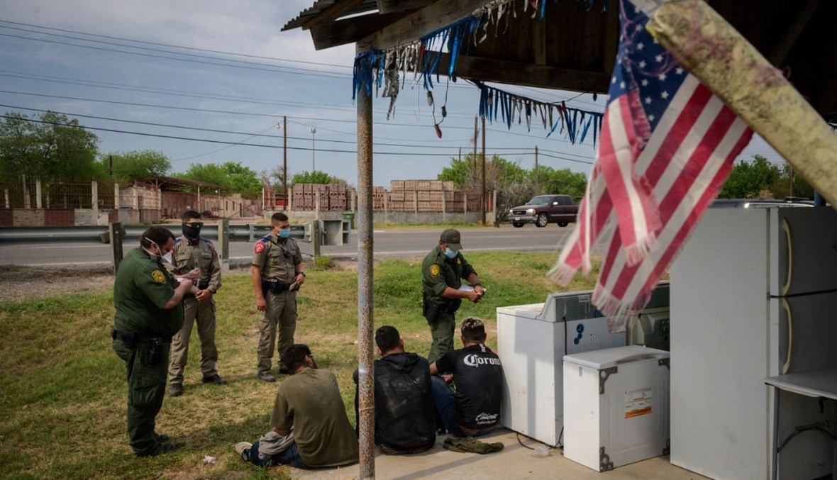 دورية حدودية اوقفت مجموعة من المهاجرين على طريق خارج مدينة روما جنوب تكساس (27 آذار 2021، ا ف ب). 