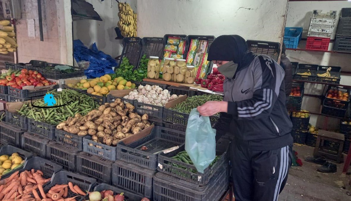 سيدة تشتري الخضر في سوق صبرا ("النهار").