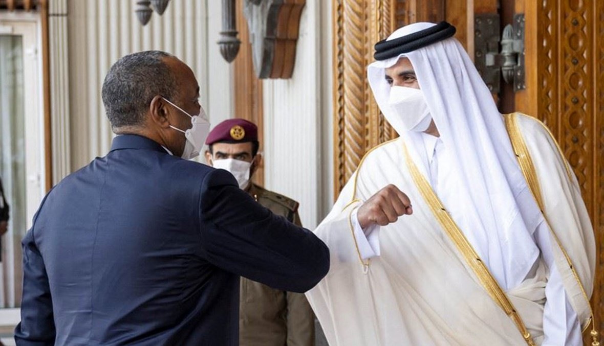 أمير قطر الشيخ تميم بن حمد آب ثاني ورئيس المجلس السيادي السوداني عبد الفتاح البرهان في الدوحة أمس.  (أ ف ب)