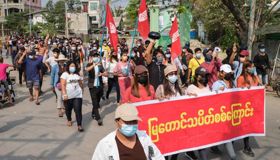 متظاهرون يشاركون في احتجاج على الانقلاب العسكري في ماندالاي في بورما (9 نيسان 2021، أ ف ب). 