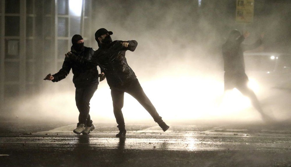 شباب قوميون خلال مواجهات مع الشرطة بالقرب من جدار السلام غرب بلفاست (8 نيسان 2021، أ ب).