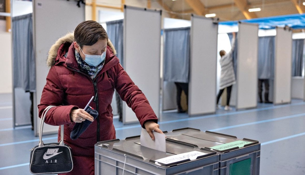 امرأة تدلي بصوتها في مركز اقتراع في نوك عاصمة غرينلاند بالدانمارك (6 نيسان 2021، أ ف ب).