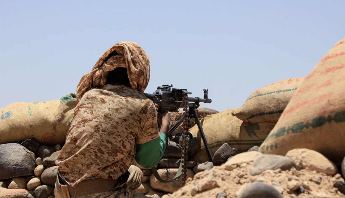 عنصر من القوات الموالية للحكومة اليمنية المدعومة من السعودية في موقع في مواجهة الحوثيين في محافظة مأرب شمال شرق اليمن (6 نيسان 2021، أ ف ب). 