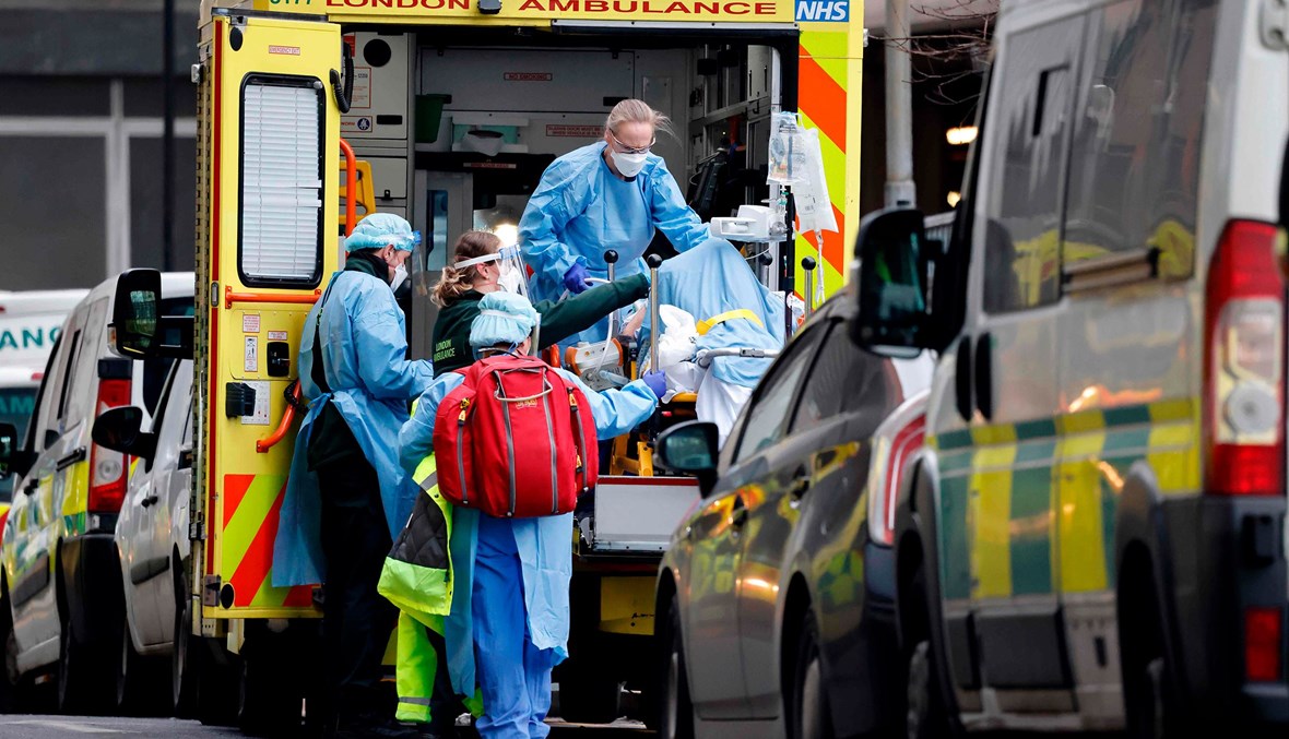 صورة لسيارة إسعاف وطاقمها في بريطانيا