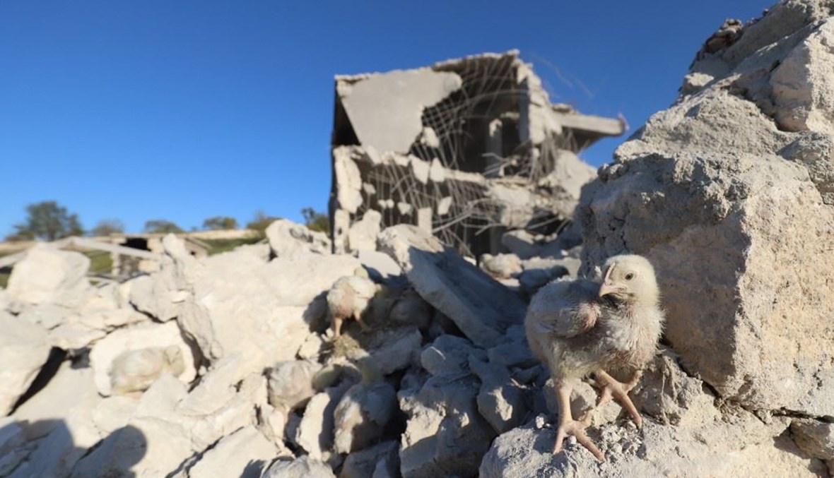 أنقاض مبنى مدمر في أعقاب الغارات الجوية الروسية على مشارف مدينة إدلب شمال غرب سوريا (أ ف ب). 