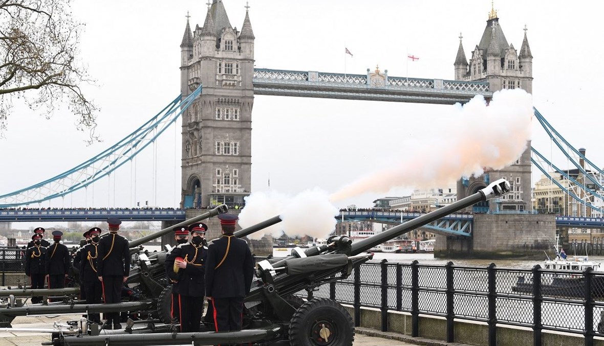 إطلاق المدفعية عند برج لندن تكريماً للأمير فيليب (أ ف ب).