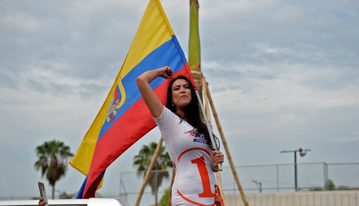 من مؤيدي المرشح الرئاسي الإكوادوري أندريس أراوز، خلال التجمع الختامي لحملته في غواياكيل (أ ف ب- 7 نيسان 2021).
