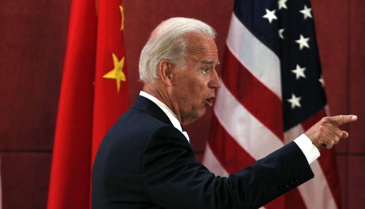 نائب الرئيس الأميركي حينها جو بايدن يتوجه إلى الحضور بعد إلقائه كلمة في جامعة سيشوان الصينية - 2011 - "أ ب" 