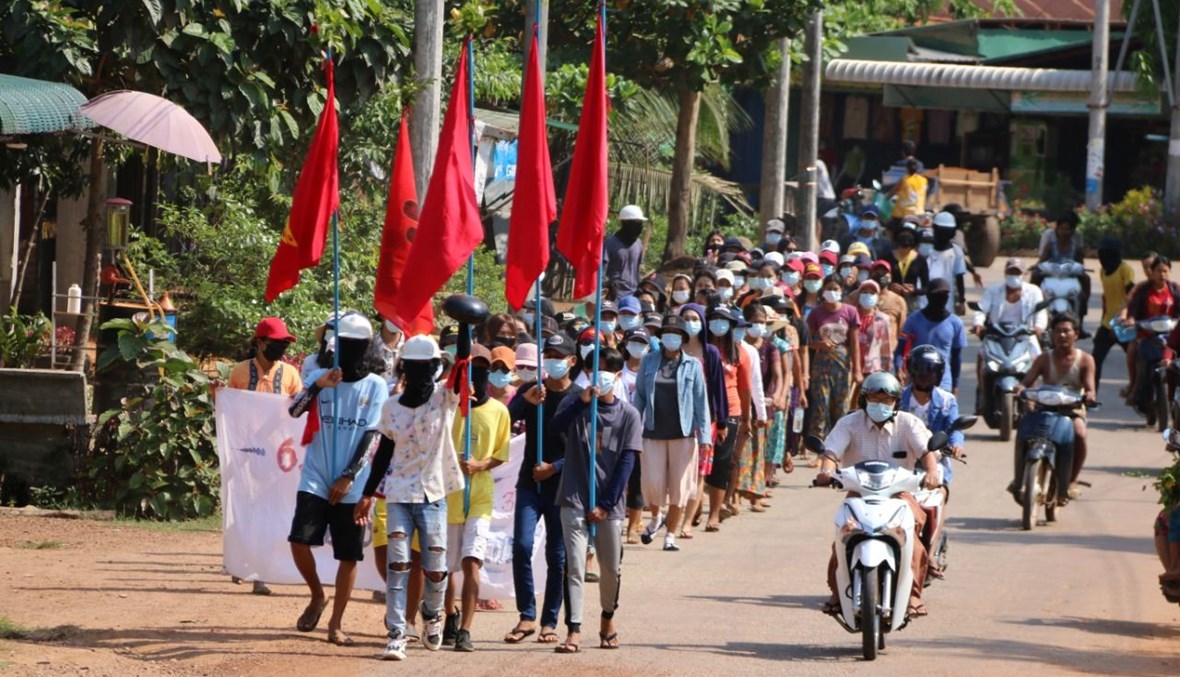 محتجون خلال تظاهرة ضد الانقلاب في بلدة لونغلون في منطقة داوي في بورما (10 نيسان 2021، أ ف ب). 
