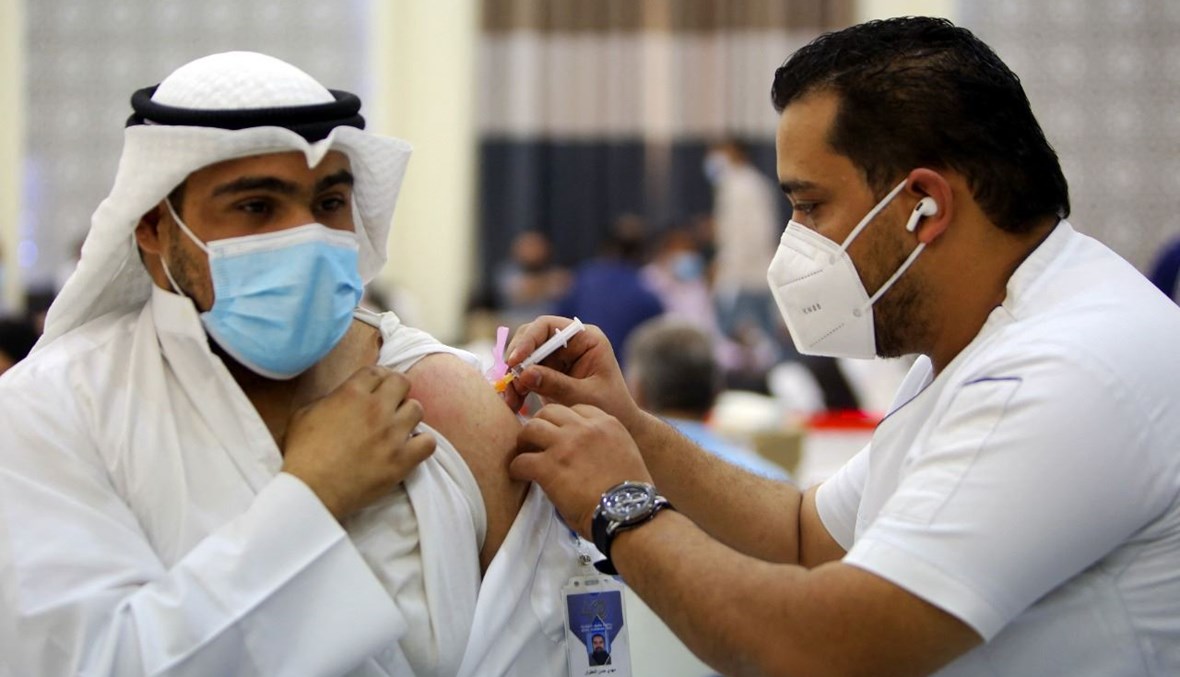 رجل يتلقى لقاح كورونا في مركز للتطعيم في مدينة الكويت (11 نيسان 2021، أ ف ب). 
