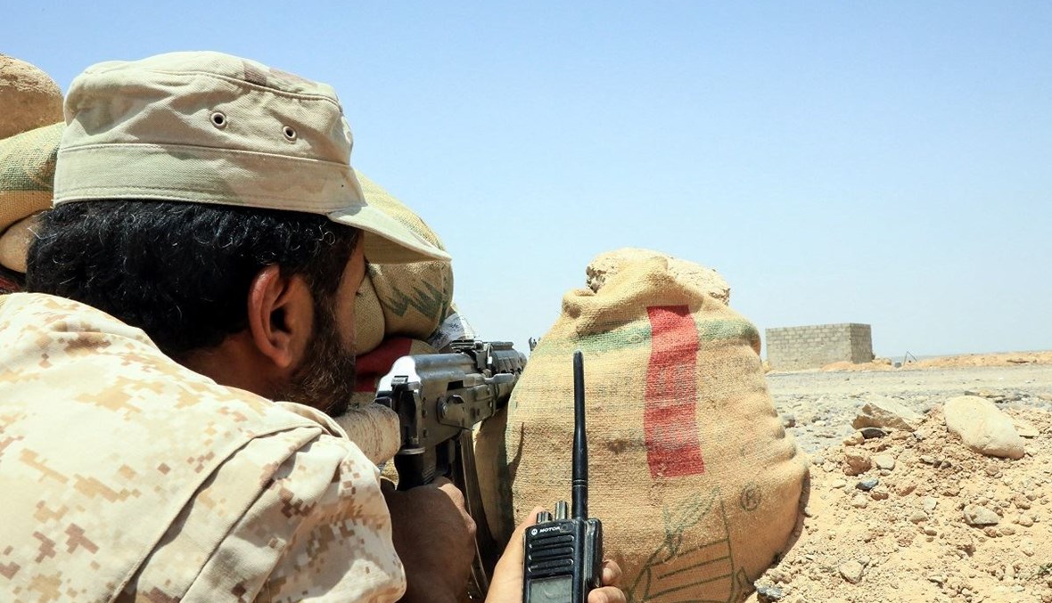 مقاتل من القوات الموالية للحكومة اليمنية يترصّد الحوثيين في محافظة مأرب (أ ف ب- 6 نيسان 2021).