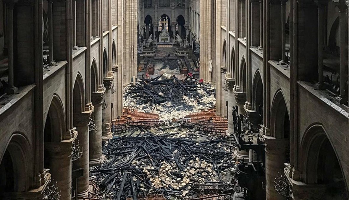 اضرار داخل كاتدرائية نوتردام في باريس في أعقاب الحريق الذي دمرها (16 نيسان 2019، أ ف ب). 