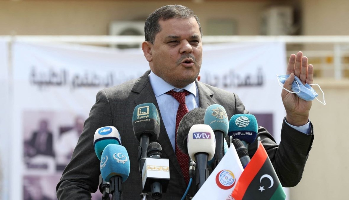الدبيبة متكلما خارج مركز السيطرة على الأمراض في طرابلس في مناسبة اطلاق الحملة الوطنية للتلقيح ضد كورونا (10 نيسان 2021، أ ف ب).