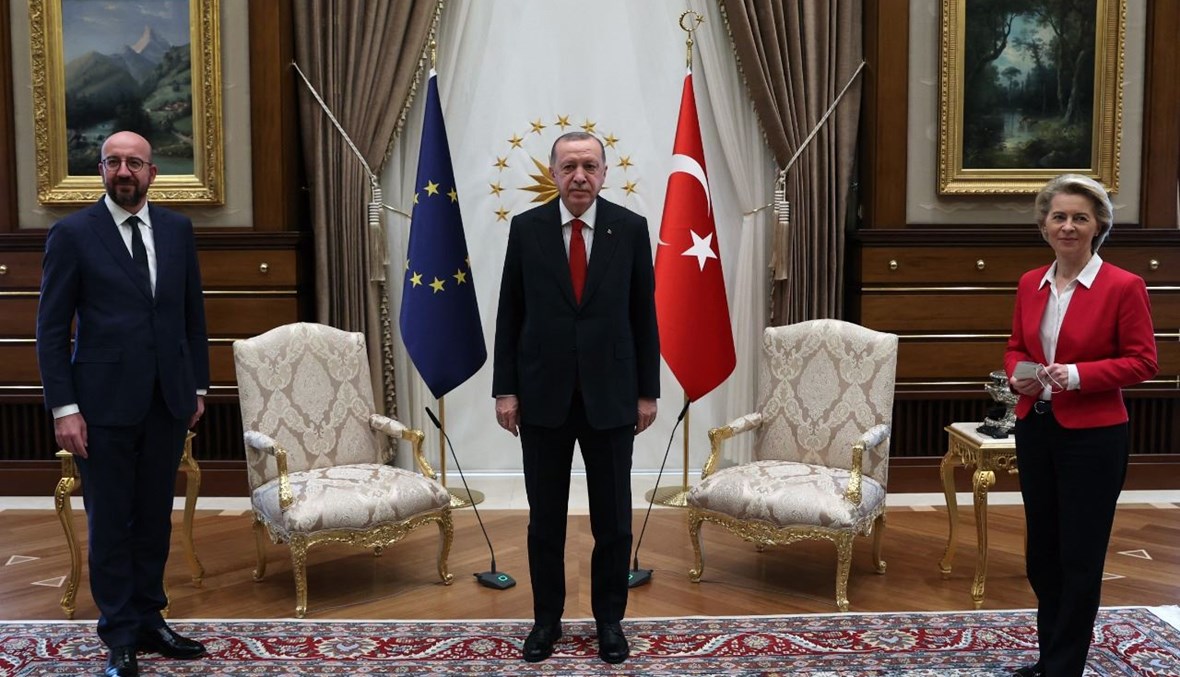 إردوغان مستقبلا ميشال وفون دير لايين  في المجمع الرئاسي في أنقرة (6 نيسان 2021، أ ف ب). 